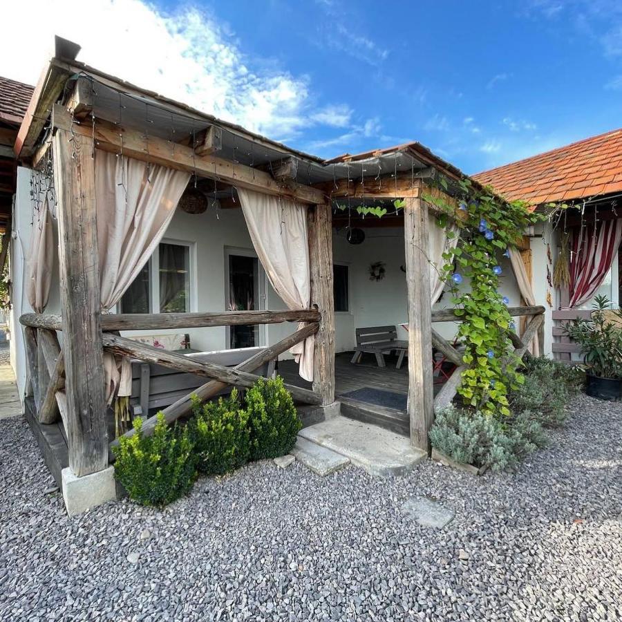 Villa Lukash Yanoshi Exteriör bild