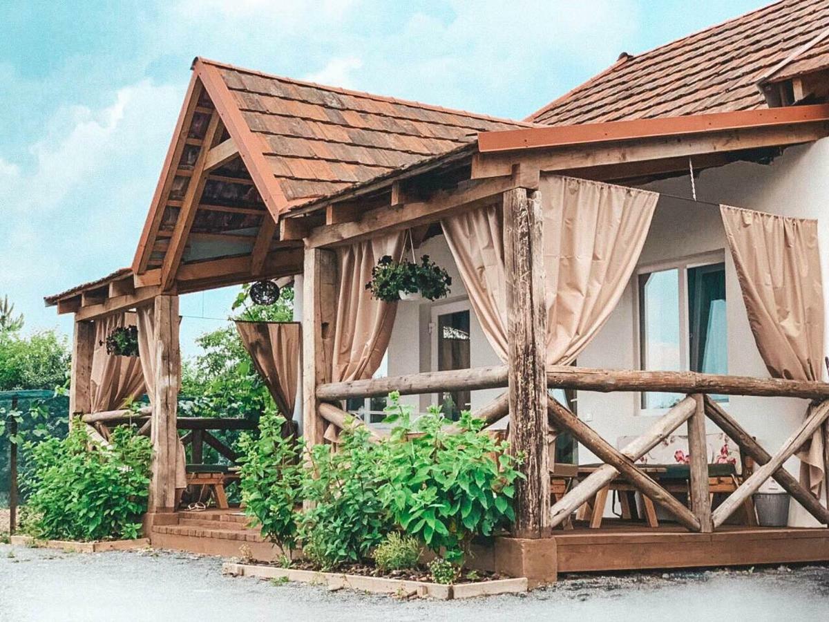 Villa Lukash Yanoshi Exteriör bild